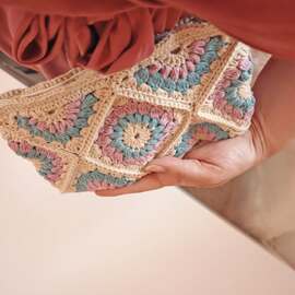 【 🌸 Trousse Granny Bloom – bientôt en kit ! 】

Cette trousse en granny squares floraux accueillera crayons, maquillage ou petits trésors avec douceur.

Un projet différent, simple et pratique, parfait à offrir ou à emporter dans son sac d’été.
Le kit pour réaliser cette jolie trousse sort la semaine prochaine (je vous dévoile bientôt la date exacte !)

En attendant, dites-moi :
> Comment l’utiliseriez-vous au quotidien ?
> Avez-vous des questions sur le contenu du kit ou sur la réalisation ?

Je suis là pour tout vous expliquer 💬

#pensebonheur #crochet #troussegrannybloom #crochetaddict #crochetkit #kitcrochet #grannysquare #troussefaitmain #diycrochet #crochetlove #grannybloom #projetcrochet #crochetbag #grannypouch #grannysquarepouch