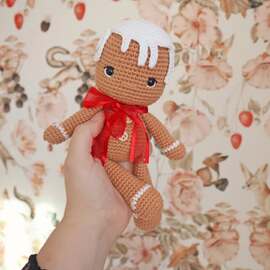 【 B i s c u i t 】
Craquez pour Biscuit, un amigurumi minimaliste, facile a crocheter. Ce petit personnage incarne à merveille l'esprit de Noël. Adorable et charmant il fera une décoration festive parfaite ou un compagnon idéal pour les enfants ✨️
Et pour parfaire ce bonhomme de pain d'épices, retrouver gratuitement sur mon site le tuto de la feuille de houx et les baies. Vous pourrez alors lui coudre au sommet de la tête ou en parsemez sur vos futurs cadeaux de Noël 🎄🎁
>> Biscuit, petit bonhomme de pain d'épices disponible en kit D.I.Y et en patron numérique
#pensebonheur #crochet #crochetpattern #amigurumipatterns #patroncrochet #amigurumiaddict #häkeln #kitcrochet #crochetkit #amigurumi #crochetgingerbreadman #gingerbreadmancrochet #crochetchristmas