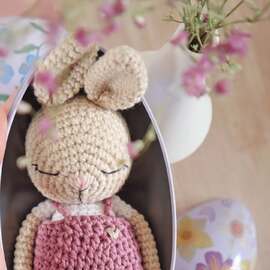 【 Joyeuses Pâques 】

Avez-vous passé un joli week-end de Pâques ? 

Ici, j’ai glissé un petit cadeau tout doux dans un œuf fleuri : mon mini lapin crocheté avec amour 🐰
Je trouve que les créations faites main ont une valeur particulière, pas vous ?

Samedi lors du salon, j'ai discuté avec une crocheteuse attristée parce que ses proches s'étaient séparés de ces cadeaux qu’elle avait confectionné avec tant de cœur, une fois que les enfants avaient grandi…
Ça m’a vraiment touchée. Parce que derrière chaque maille, il y a du temps, de l’amour, une intention.
Ces creations sont uniques, et j’aimerais que tout le monde les voie comme telles ღ

> Dites-moi, avez-vous aussi offert des cadeaux au crochet cette année pour Pâques ?

#pensebonheur #crochet #crochetgift #crochetpourpâques #amigurumi #cadeaufaitmain #lapincrochet #bunnycrochet #amigurumilove