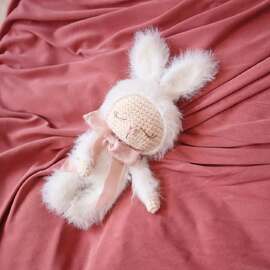 【 Les petites phrases qui touchent 】

Mon petit Calinou revient pour une dernière photo par ici.

L’autre soir, ma fille l’a pris dans ses bras et m’a dit :
« Maman, tes doudous, c’est des câlins qui durent toujours. »
J’ai souri… et à l’intérieur, mon cœur a fondu.

Alors je laisse ça ici, parce que ses mots étaient si doux,
et ce nouveau fil furry l’est tout autant ♡

Belle semaine à tous !

⇢ Fil Furry Furry @Ricorumi
⇢ Patron Câlinou issu de mon ebook "Les Câlidoux" @pensebonheur
Disponible sur ma boutique 

#pensebonheur #crochet #amigurumi #amigurumis #crochetaddict #yarnaddict #ricorumi #doudoucrochet #furryyarn #crochetpattern #amigurumilove #amigurumipattern #amigurumipatterns #patroncrochet #häkeln #ganchillo