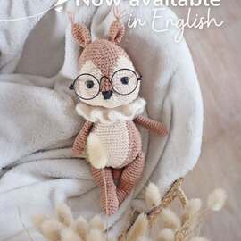 【 Bucky the squirrel 🐿️ 】

>> Le patron est maintenant disponible en anglais sur mon site internet et sur ma boutique Etsy 🇬🇧

Ce petit compagnon au crochet est aussi tendre que malicieux. Avec son joli museau, son ventre dodu et ses lunettes toutes rondes, il a une bouille irrésistible qui fait craquer petits et grands ♡

Et n'oubliez pas, es soldes sont toujours en cours : le patron est actuellement à -30% !

#pensebonheur #crochet #amigurumi #crochetsquirrel #amigurumisquirrel