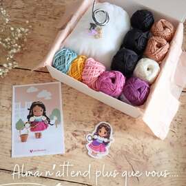 Dans ce kit complet, j’ai réuni tout le nécessaire pour donner vie à cette poupée :

+ de 9 pelotes Happy Cotton de DMC
De la ouate de rembourrage
Les fils à broder
Un marqueur de maille
Des yeux sécurisés
Et les petits détails qui font toute la différence : un anneau et une chaîne dorée pour ses bijoux

Et pour les 20 premières commandes :
un sticker trop kawaii à l’effigie d’Alma se glissera dans votre colis… un petit goodies exclusif à ne pas manquer !

Alors, prêts à rencontrer Alma ?

#pensebonheur #crochetaddict #amigurumi #crochetkit #crochetdoll
