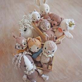 【 Des amis pour la vie ! 】

Aujourd’hui, j’ai eu envie de rassembler (presque) tous mes amigurumis en photo ! Chacun avec sa personnalité, ses couleurs, ses détails… et ça m’a donné une idée !

Avec le temps, trois collections principales se sont dessinées dans mon univers crochet :

1. Les grands pattes : Ce sont mes amigurumis au grand format et aux longues jambes, comme Célestin le lapin, mon tout premier design.

2. Les doudous tout ronds : Nés avec Charlie le faon, ces amigurumis au format adapté pour les petites mains sont tout en rondeur, et parfaits pour les câlins !

3. Les modelés : Une collection plus récente, commencée avec Coton mon petit lapin, où je me concentre davantage sur le modelage des visages, des formes différentes et le soin des broderies.

Je me demande… et si je donnais un nom à chacune de ces collections ?

Et vous, vous auriez des idées ?
Je serais ravie de lire vos suggestions en commentaire !

#pensebonheur #crochet #amigurumi #crochetaddict #amigurumay2025 #amigurumay2025day15 #crochetcommunity #amigurumilove #crochetdesign #crochetpattern #amigurumipatterns 

Souhaitez-vous que je donne des noms à mes collections ?
