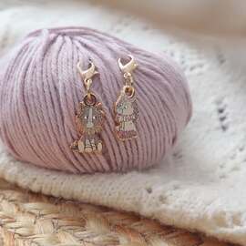 【 Inventaire 】
Après deux jours plongée dans l’inventaire, je peux enfin vous le dire…
>> les soldes démarrent demain !
En photo : une partie des marqueurs de mailles qui seront à prix doux.
Mais ce ne sera pas tout...
Seront aussi concernés :
• les patrons (évidemment 🤍)
• plusieurs kits crochet
• un peu de mercerie
• tous les livres
• et une sélection de pelotes
Bref, de quoi faire plaisir à vos crochets et à vos projets.
Rendez-vous demain !
#pensebonheur #crochet #soldes2026 #merceriecreative #crochetpattern