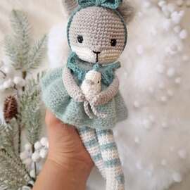 【 A l a s k a 】

Je vous dévoile enfin ma petite renarde polaire, vêtue de bleu glacé et de paillettes serrant tendrement son doudou-poule… Une vraie petite étoile de l’hiver, prête à rejoindre votre univers tout en douceur.
> Alaska part officiellement en test 💙❄️

Elle arrivera ensuite en kit crochet, toute belle pour la saison hivernale.

Encore un petit peu de patience...

Je dois d’abord finaliser mes autres projets de Noël : un 2e kit et le patron de Solveig, mon grand renne que vous aviez adoré l'année dernière.

Je mets tout mon cœur pour vous préparer des merveilles, et j’espère que vous serez au rendez-vous pour cette vente spéciale Noël qui approche doucement… 🎄✨

Merci d’être là, toujours 🫶

Bon week-end. 

#pensebonheur #crochet #crochetpattern #amigurumipattern #crochetfox #crochetpolarfox #crochetchristmas #amigurumifox #amigurumipolarfox