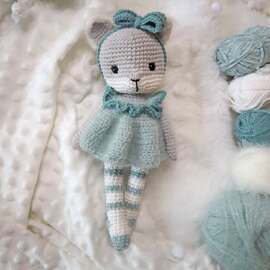 【 A cœur ouvert 】
En ce moment, j’ai la tête dans le guidon. J’ai l’impression de ne pas avancer comme je voudrais, pas assez vite… et la préparation de la vente de Noël me met un petit coup de pression. Il y a déjà eu quelques imprévus avec mes fournisseurs, alors j’enchaîne, je m’adapte, et je fais de mon mieux pour vous proposer la plus belle vente possible ❣
Si je post aujourd’hui, c’est aussi parce que j’ai un peu peur qu’Instagram me ghost 🙈… mais la vérité, c’est que je manque clairement de temps pour vous créer du joli contenu en ce moment.
D’ailleurs, pour continuer à partager avec vous mes nouveautés, j’hésite à mettre en place une newsletter : vous y auriez les nouveautés en avant-première, des petits contenus gratuits, et vous ne manqueriez plus aucune info.
>> Vous en pensez quoi ? Ça vous plairait ?
Allez, je retourne à mon ordi, mes pelotes et mon crochet. Merci d’être là, vraiment.
Je vous embrasse 🧶💚
#pensebonheur #crochetaddict #amigurumi #kitsDIY #faitmain #crochetdesign #crochetfox #amigurumifox #crochetrenard #weamiguru #crocheting #crochetanimal #amigurumipattern #crochetpattern