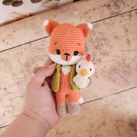 Rusé mais attendrissant, ce petit renard n’a rien d’un grand méchant… 🦊
À ses côtés, une douce poulette devenue doudou, comme pour réécrire l’histoire autrement.

Dans ce carrousel, je vous glisse un petit clin d’œil au conte dont ils sont inspirés… mais ici, pas de drame : juste de la tendresse, du réconfort et une belle amitié à crocheter.

Ce modèle est accessible aux débutants : les bases suffisent, avec juste un petit effort technique pour réaliser son joli gilet.

> Vous pouvez retrouver le patron dans mon livre "Au fil des contes, il était une maille" disponible dès maintenant dans le bundle "Contes & légendes" (lien en bio) 

Il vous plaît ce duo ? ❥

#pensebonheur #crochet #crochetfox #amigurumifox #crochetpattern