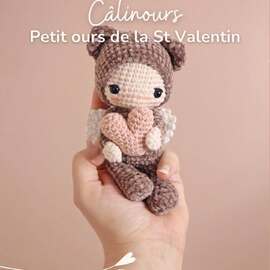 【 N o u v e a u 】
Je suis très heureuse de vous annoncer la sortie du patron de “Câlinours, petit ourson de la Saint-Valentin” 🐻
Un adorable personnage kawaii, parfait à crocheter et à offrir pour la Saint-Valentin… ou juste comme ça, parce qu’on n’a pas besoin de date spéciale pour dire je t’aime 🫶
Câlinours, c’est un petit projet facile, rapide, à petit prix tout doux, qui se crochète avec le cœur et qui apporte amour et réconfort à ceux qu’on aime.
>> Le patron est disponible dès maintenant sur mon site et sur ma boutique Etsy
🤍 NB : merci du fond du cœur pour tous vos messages chaleureux et votre soutien aujourd’hui. Ils m’ont profondément touchée et apporté beaucoup de douceur dans cette journée difficile.
#pensebonheur #crochet #crochetlove #crochetvalentine #amigurumivalentine