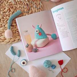 【 Livre Monstrueusement Mignon !  】

Pour ce jour de l'amigurumay j'ai choisi de vous présenter mon dernier coup de cœur crochet : le livre "Les adorables monstres de Khuc Cay" de @lespetitesmainsdekhuccay aux éditions @eyrolles_loisirscreatifs !

J’ai craqué pour Onigimon, ce petit monstre espiègle et drôle. Et comme vous pouvez le voir en photo, ayai j'ai fini de crocheter toutes les pièces ! Jai hâte de l’assembler pour découvrir sa frimousse finale. J’adore les couleurs, la douceur des modèles et l’univers plein de fantaisie que Khuc Cay a imaginé dans ce livre.

Et vous, avez-vous déjà craqué pour ce livre ? Un petit monstre en cours sur votre crochet ?

#pensbonheur #crochet #amigurumay2025 #amigurumay2025day23 #crochetaddict #crochetbook #amigurumiaddict #onigimon #lesadorablesmonstresdekhuccay #eyrolles #crochetlove #amigurumilove #crochetinspiration #crochetmonsters #diycrochet #PassionCrochet