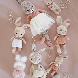 Une petite farandole de lapins
Blush, écru, blanc et gris, tous réunis dans leurs tons les plus doux.
Certains tiennent dans la poche, d’autres ont de grandes pattes à câliner, d’autres encore sont devenus des doudous…
Au fil du temps, toute une petite famille de lapins a pris forme sous mon crochet, chacun avec son style, son format et sa personnalité.
Et puis il y a aussi les matières :
fil coton, chenille toute moelleuse, fil fourrure ou fil poilu tout doux.
Chaque texture raconte une histoire différente et donne un caractère unique à chaque lapin.
>> Dites-moi : avec quelle matière préférez-vous crocheter un lapin ?
Sur la photo :
-Swann, la lapine danseuse
-Câlinou, le lapin Câlidoux
-Coton, mon petit lapin
-Celestin, le lapin
-Mini Coton, les minis du bonheur
#pensebonheur #crochet #crochetbunny #amigurumi #amigurumibunny