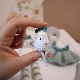 【 Une nouvelle histoire polaire commence... 】

Dans ce décor de mohair, de coton et de fils scintillants, une petite poule blanche et bleu polaire attend sagement son grand compagnon ❄️

Elle est douce, curieuse, et serre déjà contre elle la promesse d’une belle amitié…
Mais chuuut 🤫 je ne vous en dis pas plus !

Sa grande amie est encore en pièces détachées....

D’après vous, qui veille sur elle dans ce monde glacé ?

Sondage 👇🏼

#pensebonheur #crochet #crochetaddict #amigurumi #crochetlove #crochetersofinstagram #amigurumidesign #hivercreatif #ambiancepolaire #crochetinspiration #crochetpattern #amigurumipattern