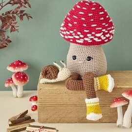【 Aman & Lino 】

Mes nouveaux compagnons d’automne ! 🍄🐌

Je vous présente aujourd’hui en détail mon petit duo forestier publié dans le livre "Poupées et amigurumis en automne" aux @les_editions_de_saxe

Sous les frondaisons dorées, Aman, bien campé sur ses bottes jaunes, veille paisiblement sur la forêt… et surtout sur son inséparable ami : Lino, le petit escargot curieux 🧡

Je crois que Lino a déjà fait fondre plusieurs cœurs par ici, non ?
Ensemble, ils avancent tranquillement au rythme des saisons, prêts à profiter de chaque goutte de pluie et de chaque brise fraîche.

> Et vous, dans ce duo automnal, êtes-vous plutôt Aman le protecteur 🍄 ou Lino le craquant aventurier 🐌 ? Dites-moi en commentaire ⬇️

#pensebonheur #crochetaddict #crochetamigurumi #crochetpattern #crochetersofinstagram #crochetinspiration #amigurumilove #autumncrochet #poupéesetamigurumis #edisaxe