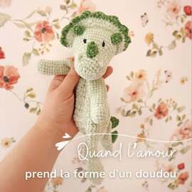 【 Saint-Valentin 】
Aujourd’hui, j’avais envie d’honorer l’amour sous toutes ses formes.
Ce doudou dinosaure, je l’ai crocheté avec beaucoup de tendresse pour le tout dernier bébé de notre bande de copines.
Ce bébé qui vient doucement clore une histoire et qui est arrivé après un long parcours, des années d’attente, de patience et de courage.
Il symbolise toutes les formes d’amour :
celui d’une maman, d’une amie… et celui que l’on se doit à soi-même 🤍
Parce que l’amour se décline de mille façons…
et qu’il mérite d’être célébré.
Joyeuse Saint Valentin.
#pensebonheur #crochet #crochetlove #crochetvalentine #crochetdino