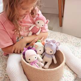 【 Les Câlidoux sont là ! 】

Je suis heureuse de vous annoncer la sortie de mon livre numérique : Les Câlidoux 
Un ebook de plus de 100 pages rempli de douceur et de couleurs, pour crocheter 9 amigurumis adorables dans un style résolument kawaii.

Plongez dans un univers tendre où un petit personnage se décline en 9 versions thématiques : fleur du printemps, fruit délicieux, petit animal… et bien d’autres surprises à découvrir !

> Disponible dès demain matin dans mes 2 boutiques (activez le compte à rebours)

> Téléchargement immédiat après achat

> Et pour les fans de fils : une box spéciale avec les 20 pelotes Ricorumi nécessaires pour crocheter tous les modèles est aussi disponible 🧶

#pensebonheur #crochet #amigurumi #lescalidoux #ebookcrochet #crochetlovers #crochetpattern #crochetaddict #crochetkawaii #amigurumipattern #amigurumikawaii