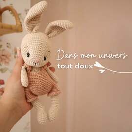 Si vous venez d’arriver, bienvenue ici, là où chaque maille raconte une histoire.

Et pour les curieux…
Rendez-vous demain à midi pour découvrir les nouveautés sur la boutique.

À très vite,
Marina