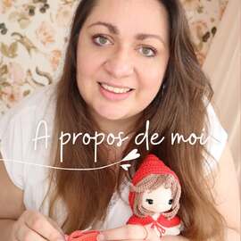 Salut moi c'est Marina !

Nantaise, 38 ans, maman de 3 merveilleux petits humains mais aussi d'un chat, un chien, 2 poules et actuellement 3 poussins.

J’ai succombé au crochet en 2017, un peu comme on change de vie après une tempête. J’ai troqué la pression contre des mailles serrées… et clairement, c’est beaucoup plus doux !

Depuis, j’ai créé ma petite entreprise, et depuis 2023, je m’y consacre à temps plein;
Plot twist : cette même année, je suis devenue autrice pour Les Éditions de Saxe… comme quoi, une pelote peut vraiment changer une vie.

Dans mon univers, les animaux ont des prénoms, les saisons inspirent mes créations, et chaque doudou a une histoire à raconter… toujours avec une bonne dose de tendresse.

Bienvenue à tous dans mon univers !

> Dites-moi : et vous, ça fait combien de temps que vous faites du crochet ? 🧶

#pensebonheur #amigurumay2026 #amigurumay2026day4 #crochet #aboutme