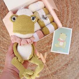 【 Nouvelle vente demain ! 】

Rendez-vous demain matin à 9h30 pour retrouver les nouveaux kits et patrons crochet sur la boutique.

🐸 Pénélope la grenouille sera disponible en version kit complet (avec tout le nécessaire pour la réaliser) mais aussi en patron numérique, disponible en français et en anglais !

🌸 La trousse granny Bloom sera elle aussi de la partie, dans sa version kit aux couleurs pastel et tendance, ainsi qu’en patron numérique (en français uniquement).

🧵 Et ce n’est pas tout ! Il y aura aussi des nouveautés en mercerie : de jolies nouveautés pour vos prochains projets crochet !

📍Rendez-vous demain à 9h30 sur la boutique pour faire le plein de créativité.

Alors, qui sera là ? 

#pensebonheur #crochet #amigurumi #amigurumis #amigurumipattern #amigurumist #crochettime #crochettoy #crochetlove #crochetaddict #kitcrochet #crochetkit #instamigurumi #crochetpattern  #ilovecrochet #crochetlovers #amigurumilove #troussegrannybloom #grannysquare #crochetbag #grannypouch #grannysquarepouch