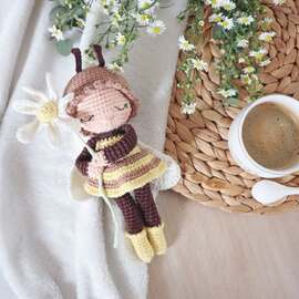 【 Ricorumi CAL 】

Vous pouvez retrouver le tutoriel gratuit de ma jolie poupée abeille Pollie sur le site de @rico_design ❣

Elle vient joliment clore ce #ricorumiCAL placé sous le signe du printemps ! 🌸🐝

Pollie aime butiner, voleter au soleil et prendre soin de ses fleurs préférées dans le jardin.

J’espère que vous aurez autant de plaisir à la crocheter que j’en ai eu à la créer ツ

NB : j'ai modifié la tige de la fleur que j'ai réalisé en entourant le fil autour d'un fil d'aluminium.

#pensebonheur #crochet #amigurumi #amigurumis #amigurumipattern #amigurumist #crochettime #crochettoy #crochetlove #crochetaddict #freecrochetpattern #crochetdoll #ricorumi #ricorumiCAL #ricodesign