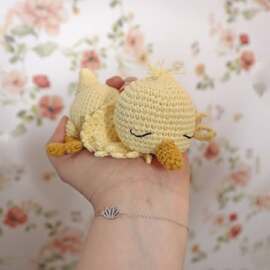 【 Quelque chose de jaune 】

Je crochète rarement du jaune… mais heureusement, Piou le poussin est là pour sauver la mise ! 🐣

Le patron de ce petit poussin tout doux est disponible sur ma boutique 💛

> Et vous, vous avez trouvé votre amigurumi jaune pour le post de ce soir ? C'était qui/quoi ?

#pensebonheur #crochet #crochetaddict #amigurumi #crochetlove #crochetpattern #poussin #patroncrochet #crochetamigurumi