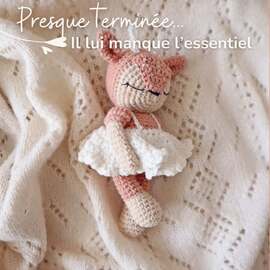 Elle est (presque) terminée…
Toute rose, toute tendre, un brin timide et terriblement mignonne…
Cette petite biche printanière murmurait dans mes crochets depuis quelques semaines, et ce soir je vous la présente enfin.
Mais il lui manque encore l’essentiel… son prénom.
Alors j’ai besoin de vous 🤍
Laquelle est-elle ?
- Rosaline
- Praline
- Dentelle
- Guimauve
Dites-moi en commentaire le prénom qui lui va le mieux 🫶
#pensebonheur #crochetaddict #amigurumi #crocheteaster #crochetdeer