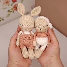 【 À l’intérieur ou à l’extérieur ? 】

Sans hésiter, je choisis l’intérieur !
Je préfère mille fois crocheter bien au chaud, sous un plaid, avec une lumière douce. C’est aussi là, dans mon petit cocon, que je prends toutes les photos de mes amigurumis.

Toujours les mêmes endroits : sur mon bureau, avec mon papier peint fleuri que j’adore en toile de fond, sur la table basse en bois du salon, sur un fond de papier blanc ou rose… ou parfois même sur mon lit pour une ambiance encore plus cocooning.
J’aime y ajouter quelques accessoires simples : une touche de fleurs séchées, un pull en laine ou une déco en osier.

Et vous, vous avez vos petites habitudes photos ? 

>>> psst le kit "Les minis du bonheur" est en promotion à -15% toute la semaine jusqu'au lundi 12 mai.

#pensebonheur #crochet #crochetaddict #amigurumi #crochetersofinstagram #crochetinspiration #crochetphotography #doudoucrochet #instacrochet #crochetamigurumi #amigurumay #amigurumay2025 #amigurumay2025day5