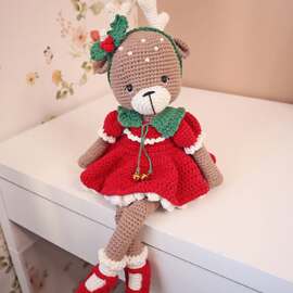 【 Bientôt 】

Aujourd'hui Solveig porte sa jolie tenue version rouge et vert. Ce sont les coloris que vous avez préféré lors du sondage en story.

Solveig est donc parée pour répandre la magie de Noël avec son nouveau look !

Le patron arrive très bientôt !
Il sera disponible en français et en anglais.

Et pour ajouter une touche encore plus festive, vous trouverez aussi des lots de 4 grelots dans la mercerie de la boutique.

Belle soirée ✨️

#pensebonheur #crochet #amigurumi #amigurumis #crochetaddict #crocheterdeer #crochetchristmas #crochetdoe #crochetpattern #amigurumipatterns #patroncrochet #amigurumiaddict #häkeln