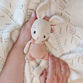 【 Coton superstar 】

Coton, mon petit lapin, c’est un peu la Beyoncé de mes amigurumis.

Il arrive, il claque des oreilles, et tout le monde fond.

Je ne sais pas ce qu’il a, ce petit lapin, mais il fait des ravages depuis le premier jour.

Merci à vous d’avoir crocheté, offert, chouchouté Coton encore et encore ღ

> Design @pensebonheur
> Fil @ricorumi

#pensebonheur #crochet #crochetaddict #amigurumilove #crochetbunny