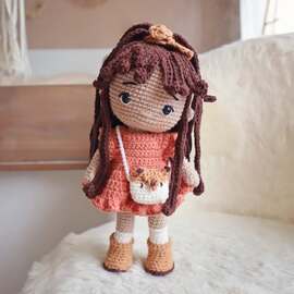 【 Cannelle, prête pour l’aventure ! 】

Aujourd’hui le thème de l'#amigurumay2025 est "aventure", et même si je n’étais pas très inspirée au départ… j’ai tout de suite pensé à Cannelle, demoiselle d’automne !

Toujours prête à explorer les bois et les forêts, cette petite baroudeuse adore remplir son sac de mousse, de glands et de feuilles aux couleurs dorées.

C’est l’occasion parfaite pour (re)découvrir son kit crochet, qui passe à -20 % sur la boutique jusqu’à dimanche soir !

Un projet doux et chaleureux à crocheter en attendant l’arrivée d’une copine estivale qui viendra bientôt partager ses aventures... 🤫

#pensebonheur #crochet #amigurumay2025day26 #crochetdoll #amigurumiaddict #crochetkit #crochetaddict #amigurumis #amigurumidoll #amigurumilove #diycrochet