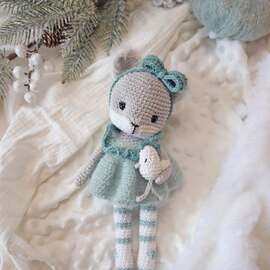 【 Présentation 】
Plongez dans une ambiance douce et
hivernale avec Alaska, la renarde polaire.
Sous sa fourrure blanche et grise, Alaska
incarne toute la magie de l’hiver.
Avec sa robe pailletée, elle tournoie comme un flocon dans le vent glacé et
attend avec impatience que les premières lumières des fêtes viennent danser
autour d’elle. Dans ses bras, elle serre tendrement son doudou poule, confident
de ses rêves enneigés.
Prêt à la crocheter ?
>> Kit D.I.Y "Alaska, renarde polaire" disponible à partir de ce dimanche 7 décembre à 18h lors de la vente de Noël 🎄 ✨️
#pensebonheur #crochet #crochetaddict #amigurumi #crochetlove #crochetersofinstagram #amigurumidesign #hivercreatif #ambiancepolaire #crochetinspiration #crochetpattern #amigurumipattern #crochetfox #amigurumifox #crochetfoxpolar