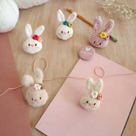 【 Scrap yarn 】

Mes fins de pelotes termine souvent… à la poubelle.
Je l’avoue, je n’en peux plus de ce panier fourre-tout où les fils s’accumulent et s’emmêlent sans fin.

Mais pour limiter la perte, j’ai trouvé une solution : ces petites têtes de lapin sont le projet parfait pour utiliser les fin de pelote !
Un peu de fil de différentes couleurs ou matières, et hop, ça devient une adorable broche ou un porte-clé à offrir aux copines d’école, aux maîtresses, ou à garder pour soi.

> Le tuto est gratuit, je vous le repartage en story !

Bon week-end à tous!

#pensebonheur #crochet #amigurumay2025 #amigurumayday16 #crochetaddict #scrapyarnproject #crochetlapin #amigurumi #crochetpourdebutant #faitmainavecamour #cadeaufaitmain #freepattern #freecrochetpattern #brochecrochet