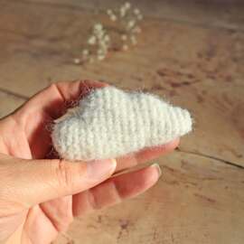 Un petit nuage tout léger ☁️

Crocheté en fil mohair pour un effet tout doux et aérien.

Je me demande maintenant si je lui ajoute un petit visage… et peut-être même des jambes.

> Vous en pensez quoi ?

#pensebonheur #crochet #clouds #crochetcloud #amigurumay2026day12