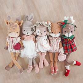 【 Clap de fin sur 2025 】

À quelques jours de 2026 et de la rétrospective de cette belle année 2025 qui s’achève…

Il était évident de réunir cette joyeuse troupe de 5 designs “grandes pattes” pour une jolie photo de famille ❣

Je prépare doucement 2026, mais surtout, je savoure pleinement ces précieux jours de vacances en famille, ceux qui font tellement de bien.

Mon crochet me démange déjà, les idées sont bien au chaud sur le papier, et j’ai tellement hâte de m’y plonger et de vous dévoiler tout ça.

Belles vacances aux chanceux, et plein de courage à celles et ceux qui travaillent ❥

#pensebonheur #crochet #crochetaddict #amigurumi #crochetdesign crochetlover amigurumicrochet crochetpattern