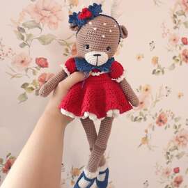 【 S o l v e i g 】
Solveig, la petite renne magique, vous plonge dans l’esprit de Noël avec sa robe élégante, son col délicat et son serre-tête festif en houx et baies. Une création idéale à crocheter pour illuminer votre déco ou faire plaisir à un enfant !
Voici donc Solveig dans sa nouvelle version, j'ai troqué le vert pour un joli bleu nuit.
>> Le patron sera disponible tout bientôt en français et en anglais.
#pensebonheur #crochet #amigurumi #amigurumis #amigurumist #crochettime #crochettoy #crochetlove #crochetaddict #crocheterdeer #crochetchristmas #crochetdoe #crochetpattern #amigurumipatterns #patroncrochet #amigurumiaddict #häkeln