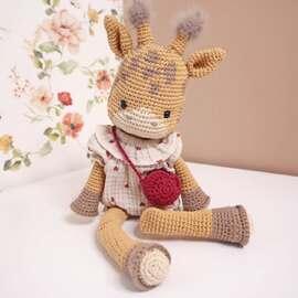 【 S u z i e 】

Avec son pelage couleur miel et ses petites oreilles curieuse, Suzie la girafe arrive tout en douceur, comme portée par un souffle de tendresse. Habillée de sa barboteuse et de son petit sac à coeurs, elle est une compagne idéale pour rêver, jouer et partager de jolis moments.

Je l'adore ❣
Et vous ? 

>> Kit D.I.Y "Suzie, la girafe" disponible à partir de ce dimanche 7 décembre à 18h lors de la vente de Noël 🎄 ✨️

#pensebonheur #crochet #instacrochet #amigurumianimal #crocheting #amigurumi #amigurumis #amigurumist #crochettime #crochettoy #crochetlove #crochetaddict #crochetersofinstagram #amigurumilove #crochetpattern #amigurumipatterns #patroncrochet #amigurumiaddict #häkeln #kitcrochet #crochetkit #kitcréatif #kitdiy #crochetgirafe #crochetgiraffe #amigurumigiraffe