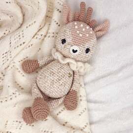 【 L♡ve 】

 Charlie le faon en toute simplicité…

Un de mes tout premiers designs, qui a déjà trouvé place dans tant de bras de nouveau-nés 🤍

Bonne soirée à tous.

#pensebonheur #crochet #amigurumi #amigurumipattern #charlielefaon #amigurumifawn #crochetfawn #crochetdeer #amigurumireindeer #crochetpattern #patroncrochet