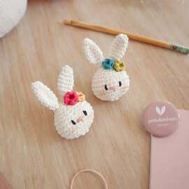 【 La grande nouvelle 】

Samedi prochain, je vous retrouve au salon @pourlamourdufil chez moi, à Nantes, pour une journée placée sous le signe du crochet et de la bonne humeur !

De 10h à 12h30, j’aurai le plaisir d’animer un atelier où nous réaliserons ensemble ces petites broches lapin en crochet trop craquantes ! Un projet accessible et parfait pour s’amuser avec son crochet tout en papotant entre passionnées.

Et ce n’est pas tout : l’après-midi, je serai sur le stand de @les_editions_de_saxe pour vous rencontrer, discuter crochet, dédicacer et partager ce moment avec vous.

J’ai tellement hâte de vivre cette journée à vos côtés !
❥ Qui viendra me faire un coucou !?

>> Le lien pour s’inscrire à l’atelier est dans ma bio.

#pensebonheur #crochet #CrochetAddict #AmigurumiLove #PourLAmourDuFil #editionsdesaxe #AtelierCrochet #PassionCrochet
#CrochetBunny #springcrochet