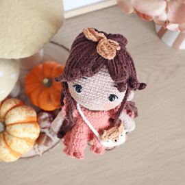 【 Teasing 】

🍂✨ Une nouvelle petite merveille arrive bientôt ! 

Mon crochet s'est repris d'amour pour la création de poupée (ça faisait longtemps ! ) et j'espère que vous serez charmé par cette demoiselle d’automne, avec ses couleurs chaleureuses, sa longue chevelure et son adorable sac renard…

Vous aurez bientôt l'occasion de la découvrir en kit DIY et en patron crochet sur ma boutique 🍁🧶

Vous l'aimez ? 🧡 

#pensebonheur #crochet #amigurumi #automne #autumn #crochettime #crochetlove #amigurumiaddict #weamiguru #crochetersofinstagram #instacrocheting #instamigurumi #amigurumidoll #crochetdolls #hakelliebe #häkeln #crochetdollpattern