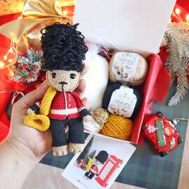 【 Le kit complet de Milord est enfin là ! 】

Mais attention… il a quelques petits inconvénients

> Vous n’aurez aucune excuse pour ne pas commencer tout de suite (tout est déjà dedans)

> Votre pelote ne s’enfuira plus sous le canapé (elle est sagement retenue dans la boîte)

> Vous n’aurez même plus le frisson du “mince, j’ai oublié d’acheter les yeux sécurisés” (oui ils y sont aussi)

> Impossible de finir avec un ours disproportionné ou sans fil doré pour sa tenue royale (le bon fil, la bonne quantité)

Et surtout… 
Vous risquez fort de tomber sous le charme de cet ours à l’accent british 🐻💂‍♂️

Bref, un kit qui vous simplifie beaucoup trop la vie !

> Disponible dès maintenant (et pour l'achat du kit, bénéficiez de -10% sur l'achat du livre

#pensebonheur #crochet #amigurumi #kitcrochet #oursencrochet #crochetbear #soBritish #crochetaddict #diycrochet #noelcreatif #crochetlove #amigurumibear