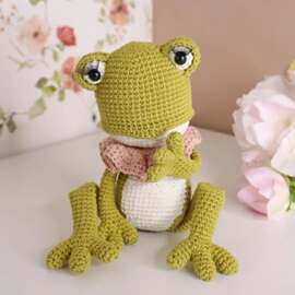 【 Bye Amigurumay - Hello Pénélope 🐸 】

Je vous présente la nouvelle venue dans mon univers.

Sous ses longs cils, elle rêve de gouttes de pluie et de fleurs en bouton. Silencieuse, elle observe le monde avec une tendresse un peu mélancolique.
Elle est la confidente des papillons et des contes murmurés à l’heure du coucher.

Alors, dites-moi… est-ce qu’elle vous plaît ?
Aimeriez-vous la crocheter un jour ?

> design @pensebonheur
> patron et kit disponible très très bientôt 💚

#pensebonheur #crochet #amigurumay2025 #amigurumay2025day31 #amigurumi #crochetaddict #grenouillecrochet #crochetfrog #amigurumifrog #crochetdesign #crochetpattern #patroncrochet