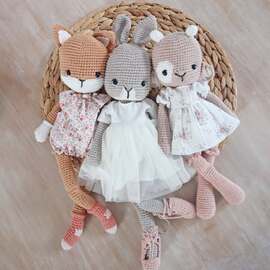 > Collectionneur ou Vendeur

Je suis clairement plus collectionneuse que vendeuse.
Je ne vends pas mes amigurumis… je les aime beaucoup trop ! Et puis j’ai ici trois petits loups qui adorent les adopter et les collectionner au fil de mes créations.

J’en offre parfois, surtout pour célébrer de jolies naissances ❣

Mais ce que je vends avec grand plaisir, ce sont les patrons sur ma boutique, pour que vous puissiez à votre tour reproduire cette petite dose de bonheur chez vous ❥

Patron collection "Les grandes pattes" avec Socquette, la renarde; Swann, la lapine danseuse et Scarlett, la biquette.

#pensebonheur #crochet #amigurumiaddict #amigurumay2026day7 #crocheting