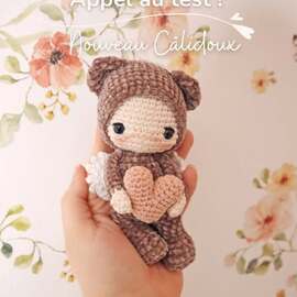 【 Appel au test 】

Je vous présente Calinours, mon petit ours de la Saint-Valentin.
Il sème des câlins partout où il passe et fait battre les cœurs avec tendresse… 

>> J'ai besoin de vous, je cherche 3 à 4 testeurs.
Si tu es partant(e) et que tu peux respecter les 2 conditions ci-dessous alors dis-le moi en commentaire :
- Réaliser le projet et m’envoyer tes retours/corrections au plus tard ce dimanche 1er février 
- Avoir un compte public afin de poster une jolie photo de ta création terminée

Le choix du fil, des couleurs et du crochet est totalement libre.

 La sélection des testeurs et l’envoi du patron auront lieu dès ce soir.

J’ai hâte de lire vos propositions ❣ 

#pensebonheur #crochetvalentine #crochetbear #crochetlove #amigurumipattern